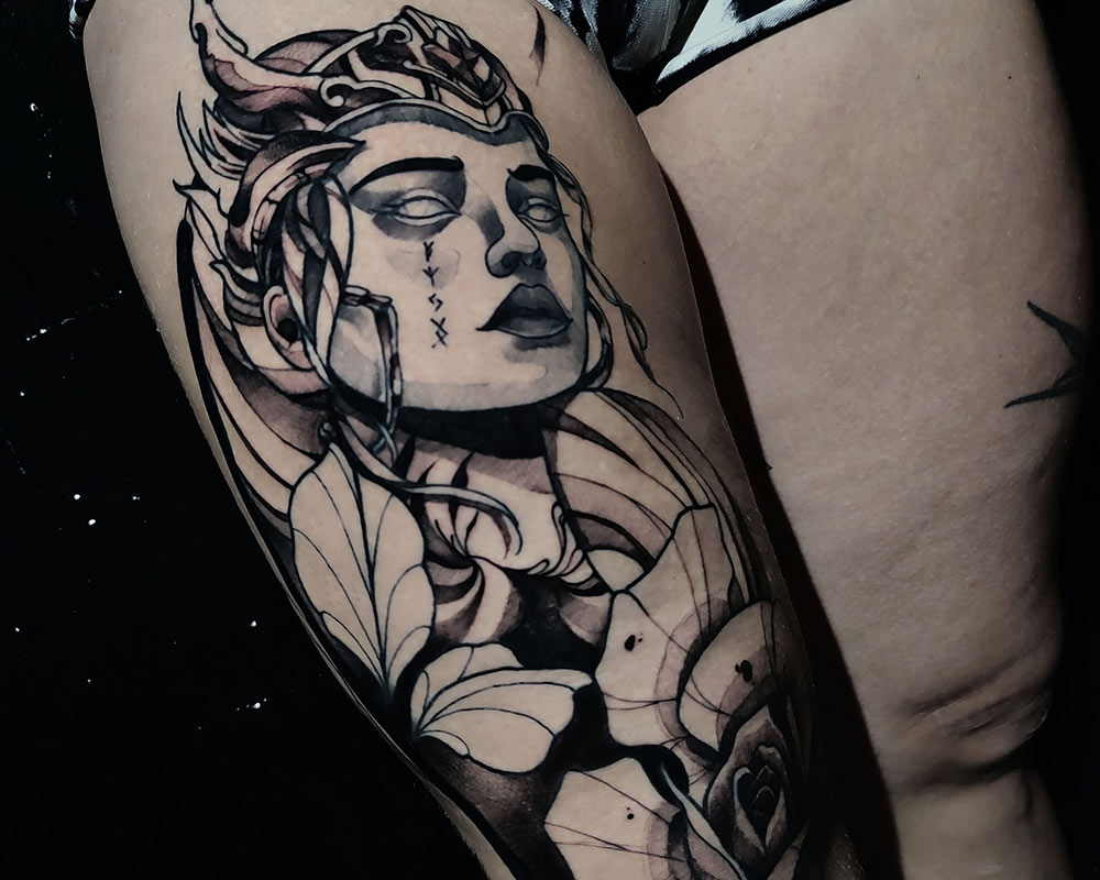 Tatuaje neotradicional en color — TSC Cancún