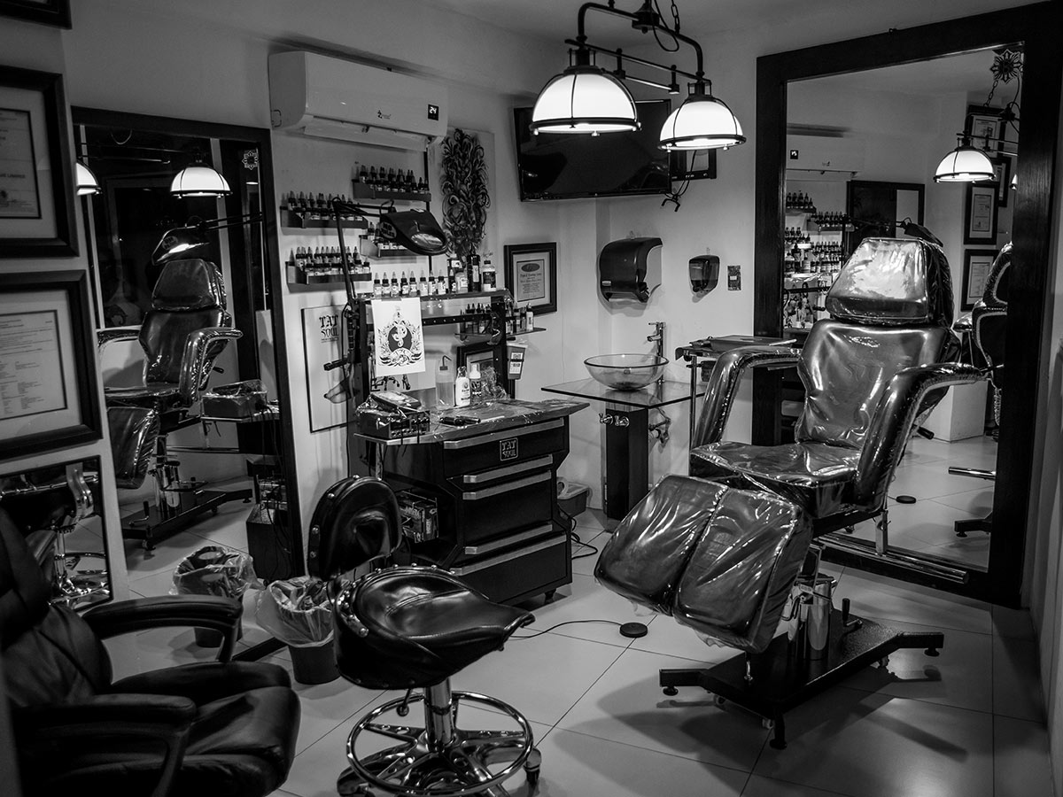 Cabinas y área de trabajo — Tattoo Shop Company Cancún